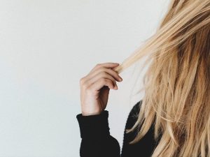 آیا ریزش مو تیروئید برگشت پذیر است؟ همه چیز درباره بازگشت رشد مو بعد از درمان